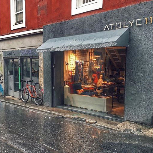 Yagmurlu gunde Istanbul Karakoy Atolye 11 tasarim magazasi vitrini_Shopwindow of design store in Istanbul
