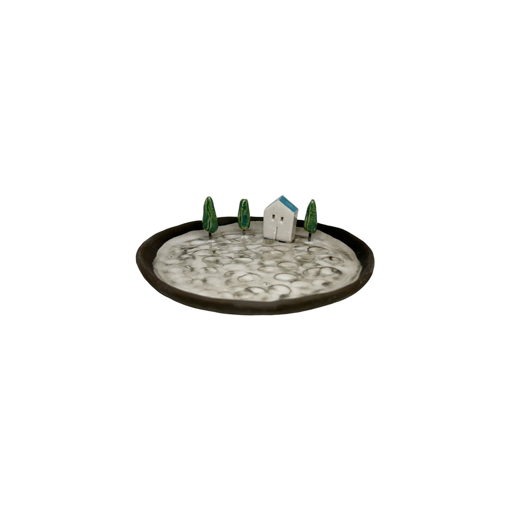 Acik gri zeminde bir ev ve selvi agaclari olan kucuk tabak_Small plate with a house and cypress trees on light grey ground