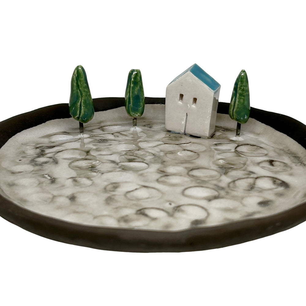 Acik gri zeminde bir ev ve selvi agaclari olan kucuk tabak_Small plate with a house and cypress trees on light grey ground_z