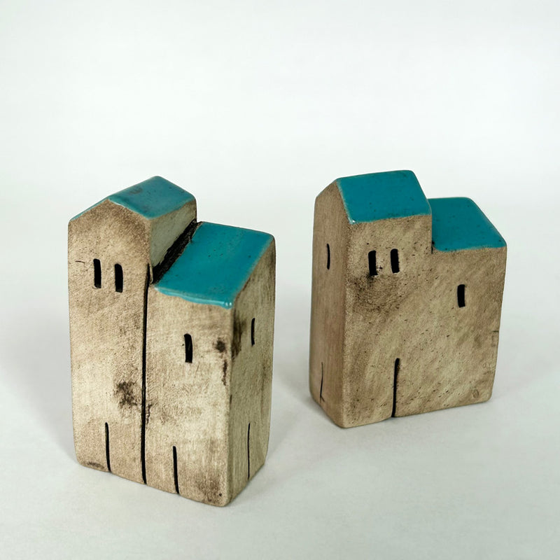 Acik mavi catili iki kucuk seramik ev_Two small ceramic houses with light blue roofs