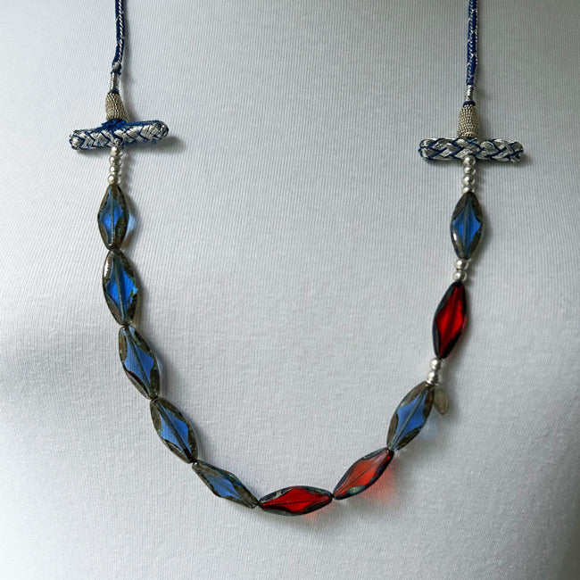 Acik mavi ve kirmizi mekik seklinde cam boncuklu puskullu kolye_Shuttle shaped light blue red glass beaded necklace with tassel