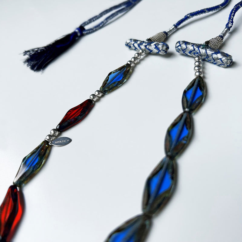 Acik mavi ve kirmizi mekik seklinde cam boncuklu puskullu kolye_Shuttle shaped light blue red glass beaded necklace with tassel