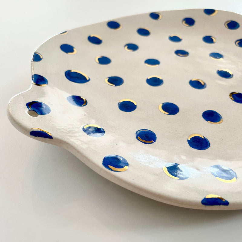 Altin golgeli mavi benekleri olan beyaz kulplu tabak_White plate with blue spots