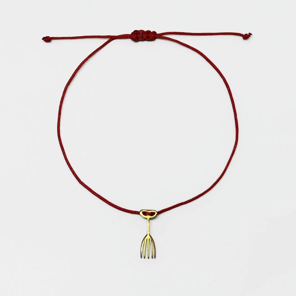 Altin kaplama el parmak tarak motifli kirmizi ipli bileklik_Red string bracelet with gold plated hand finger and comb motif