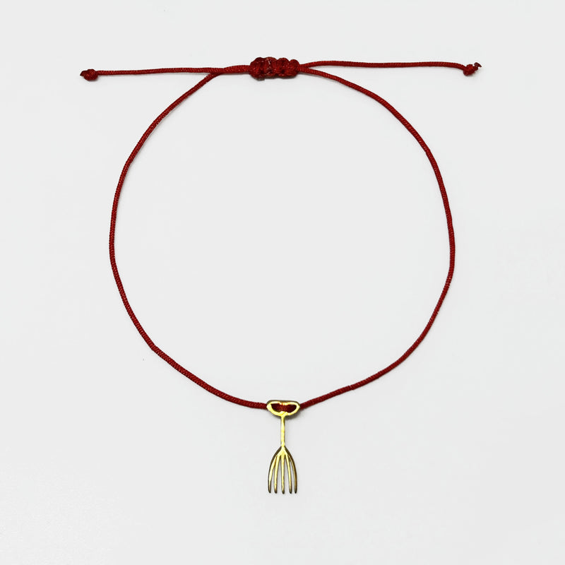 Altin kaplama el parmak tarak motifli kirmizi ipli bileklik_Red string bracelet with gold plated hand finger and comb motif