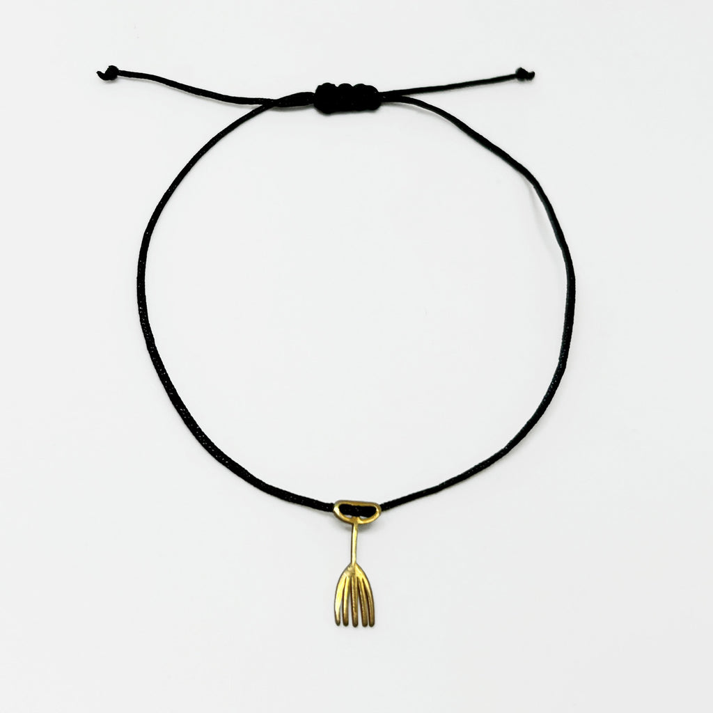 Altin kaplama el parmak tarak motifli siyah ipli bileklik_Black string bracelet with gold plated hand finger and comb motif