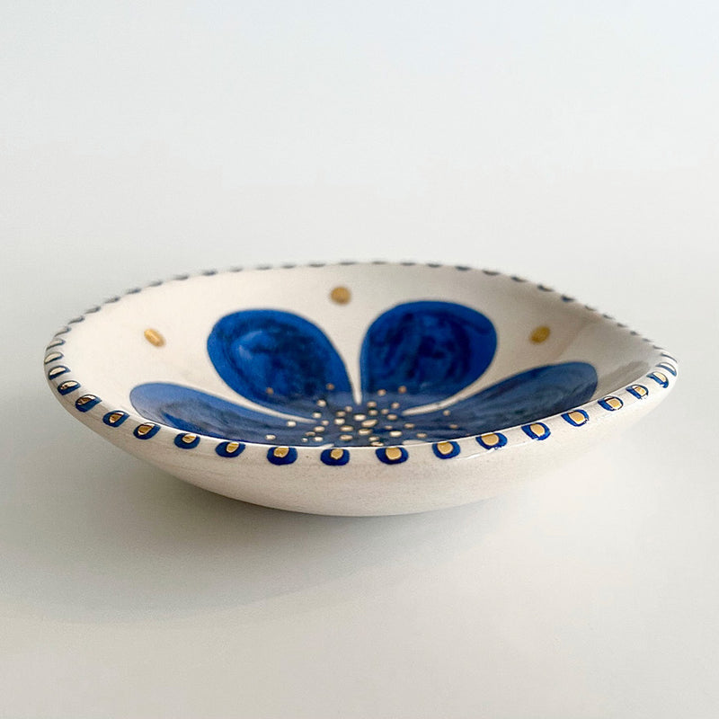 Altin ve mavi cicekli kucuk dekoratif tabak_Small decorative plate with blue and gold flower patttern