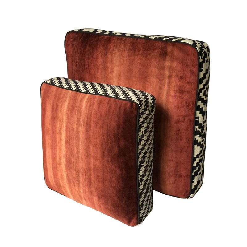 Art arda duran biri buyuk biri kucuk yanlari desenli kahverengi kirlentler_Patterned sided brown cushions