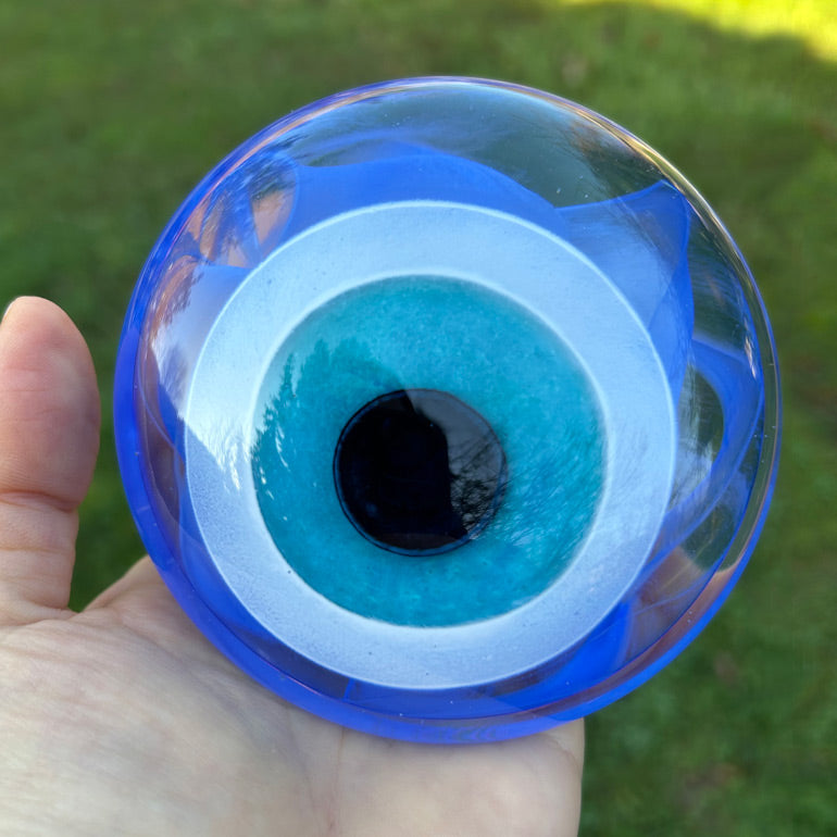 Avuc icinde duran mavili turkuazli cam nazarlik_Blue and turquoise glass evil eye bead