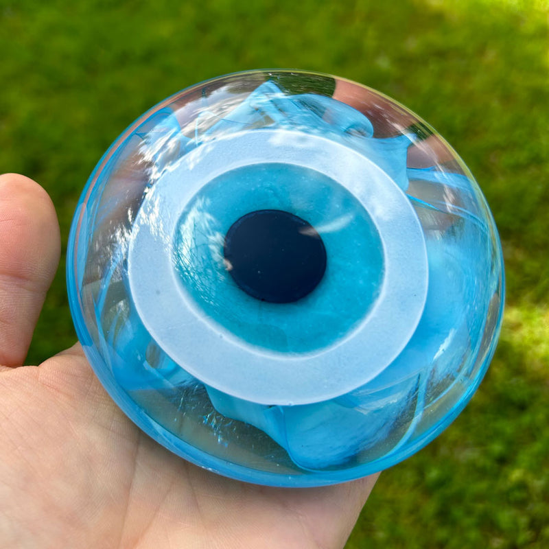 Bahcede elde acik turkuaz ev aksesuari nazarlik_Turquoise home accessory eye amulet