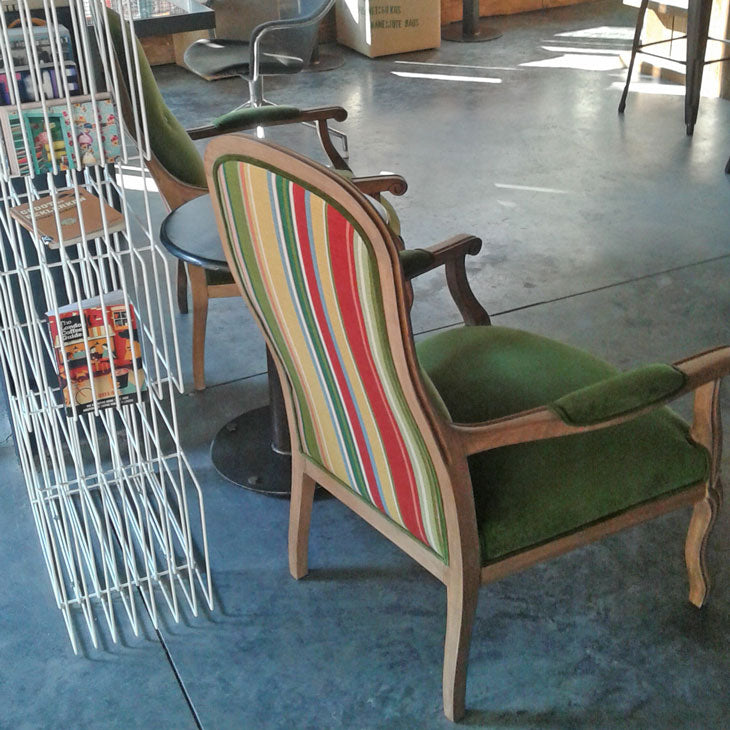 Bankalar Caddesi Mahalo Kafede iki koltugun arkadan gorunusu_Back view of two armchairs at the cafe in Istanbul