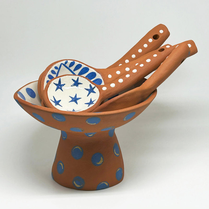 Benekli ayakli seramik kasenin icinde desenli seramik kasiklar_Patterned ceramic spoons in a footed bowl