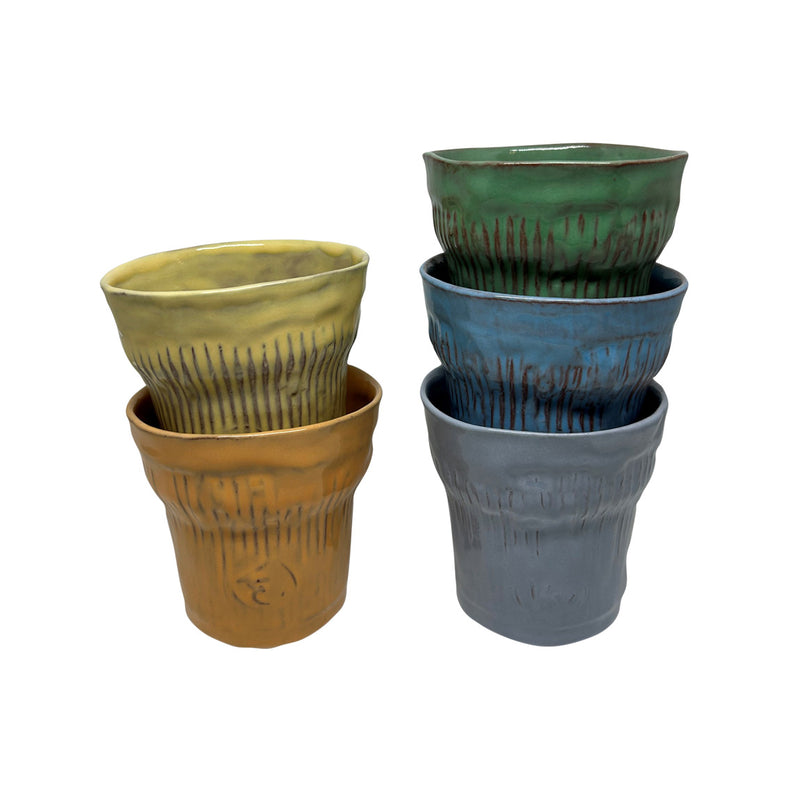 Bes adet ust uste duran renkli tirtikli seramik bardak_Five colorful serrated ceramic cups stacked on top of each other