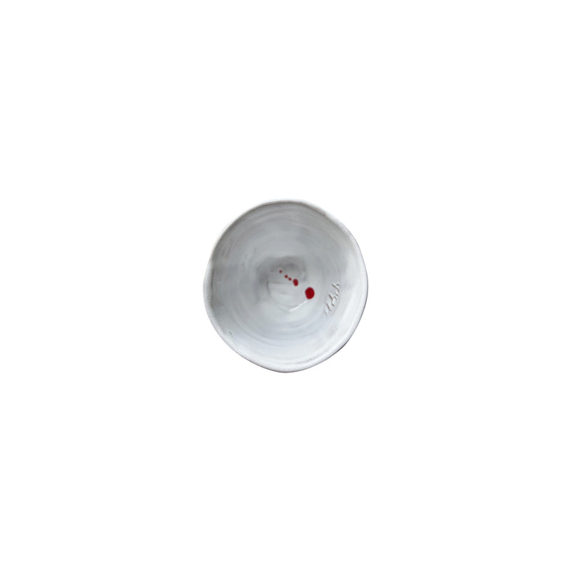 Beyaz seramik bardagin icinde kirmizi damla desenleri_Red drip patterns in white ceramic cup