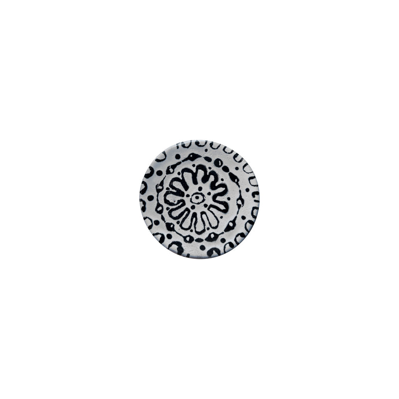 Beyaz seramik ustundeki siyah cicek deseni_Black flower pattern on white ceramic