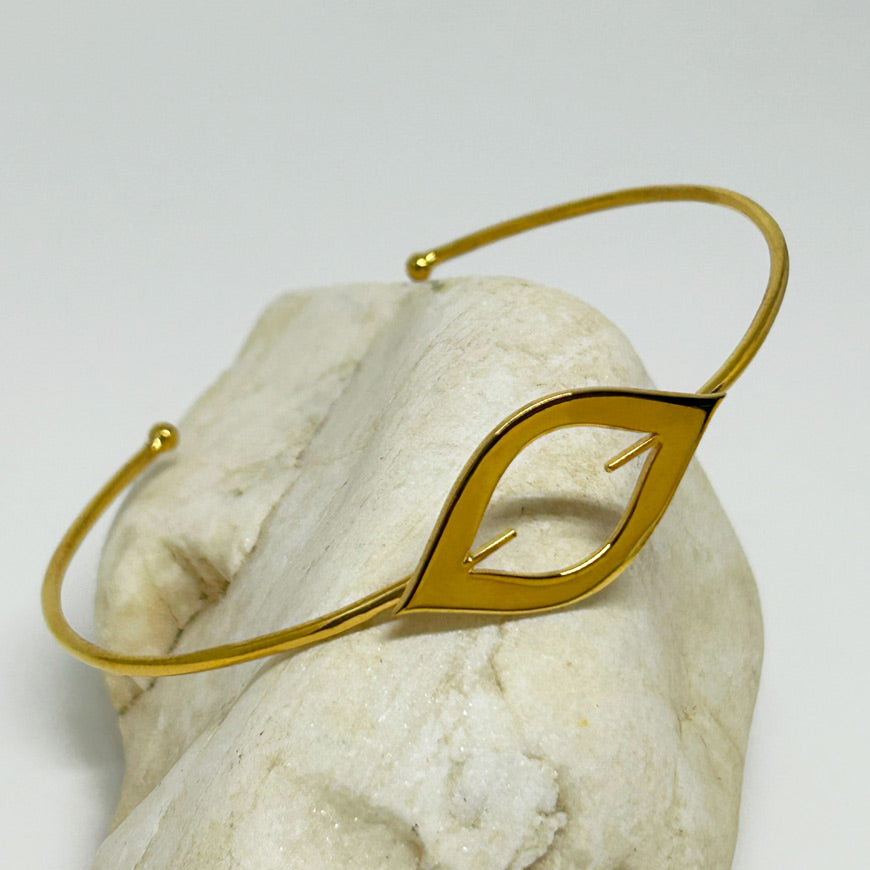 Beyaz tasin ustunde goz motifli Atolye 11 tasarim bilezik_Gold plated designer bracelet with eye motif