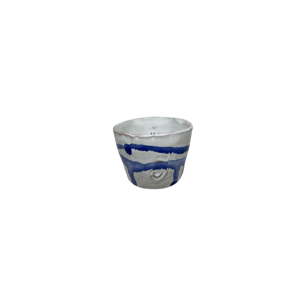 Beyaz ustune mavi akmis boya desenli espresso fincani_White espresso cup with blue runny paint pattern