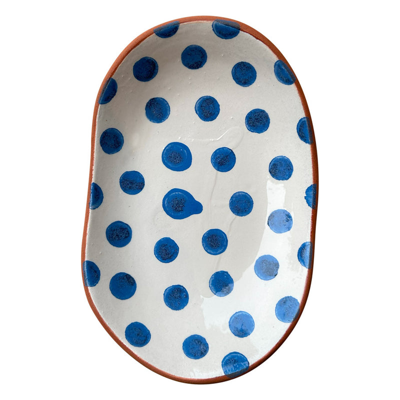 Beyaz ustune mavi benekli amorf seramik tabak_Amorphous ceramic plate with blue spots on white