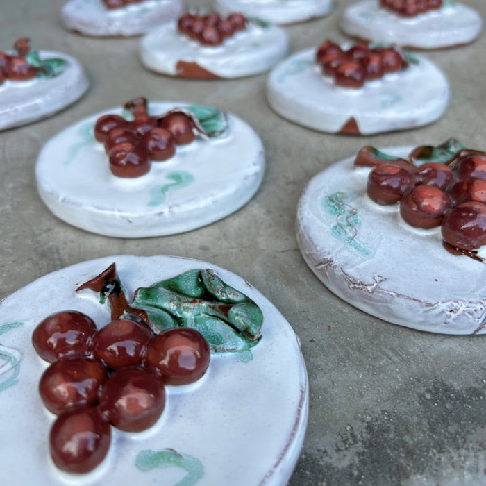 Beyaz ustune yesil kirmizi uzum kabartmali seramik susler_Ceramic ornaments with green and red grape embossed on white