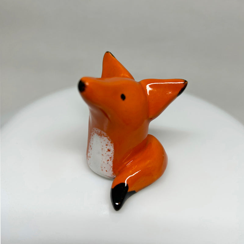 Beyaz zeminde duran sevimli ev aksesuari turuncu tilki_Home accessory cute orange ceramic fox