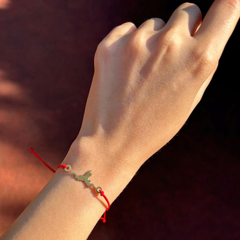 Bilege takilmis yilan ejder motifli kirmizi ipli bileklik_Red string bracelet with serpent dragon motif on wrist