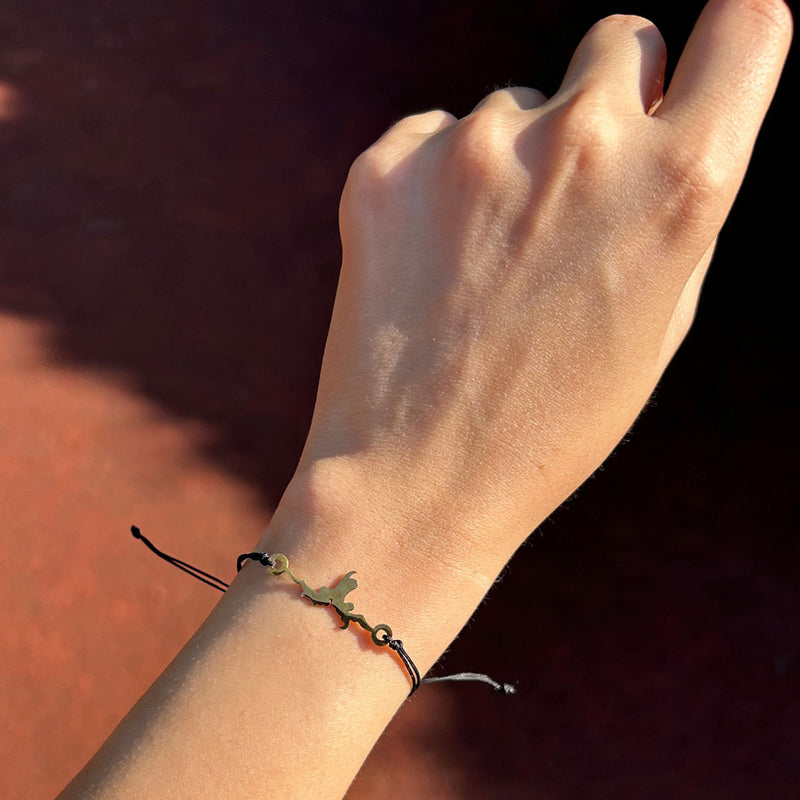 Bilege takilmis yilan ejder motifli siyah ipli bileklik_Black string bracelet with serpent dragon motif on wrist
