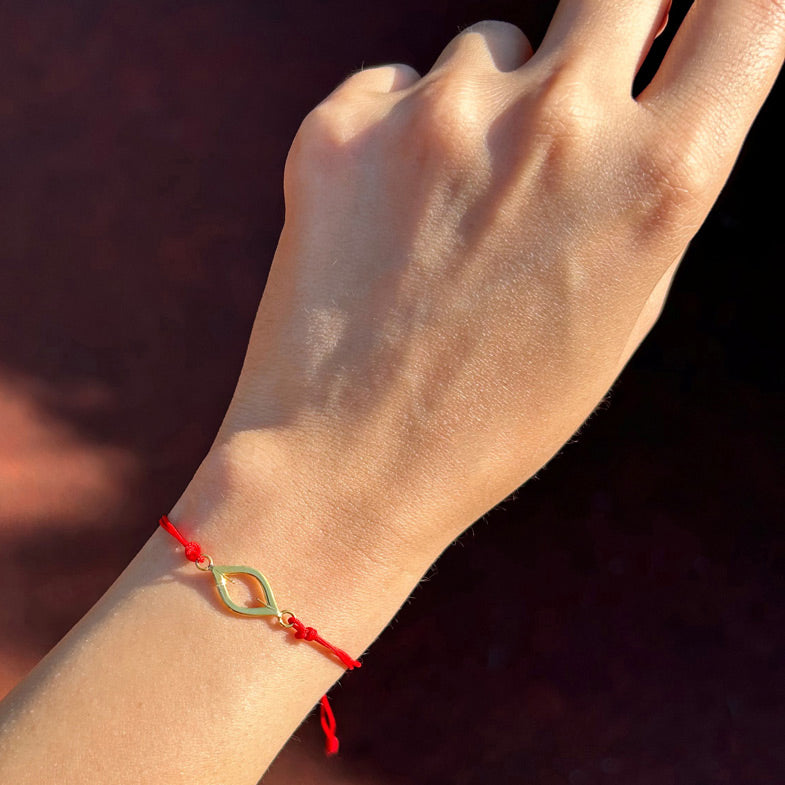 Bilekte duran goz motfli kirmizi ipli tasarim bileklik_Designer red string bracelet on wrist with eye motif
