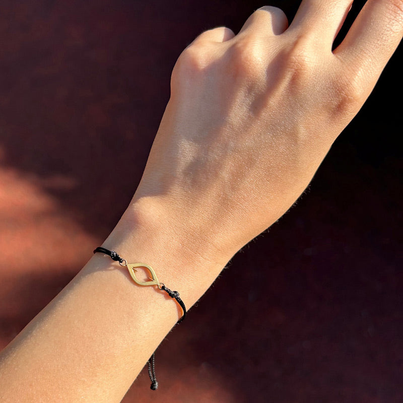 Bilekte duran goz motfli siyah ipli tasarim bileklik_Designer black string bracelet on wrist with eye motif