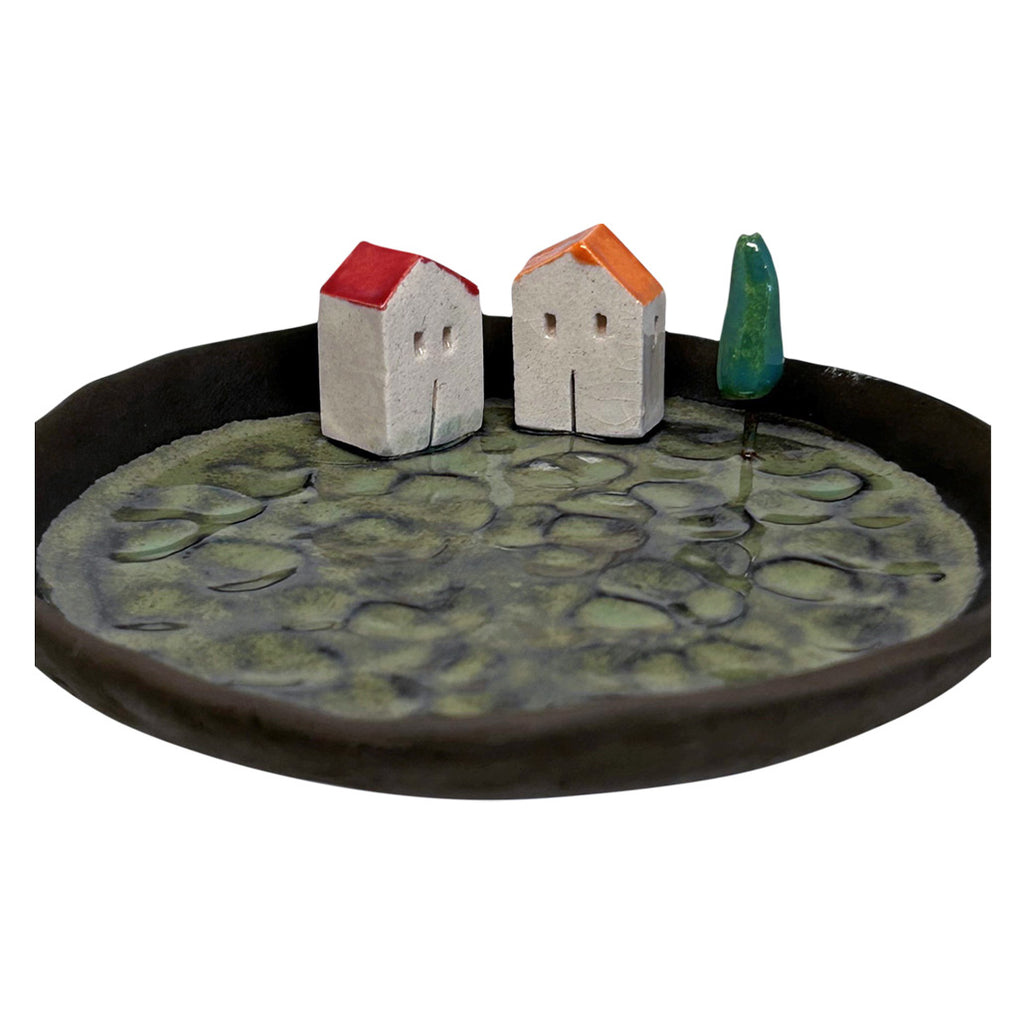 Bir agacin yaninda iki kucuk ev ile suslenmis kullu yesil tabakcik_Ash green ceramic plate with small houses with a tree