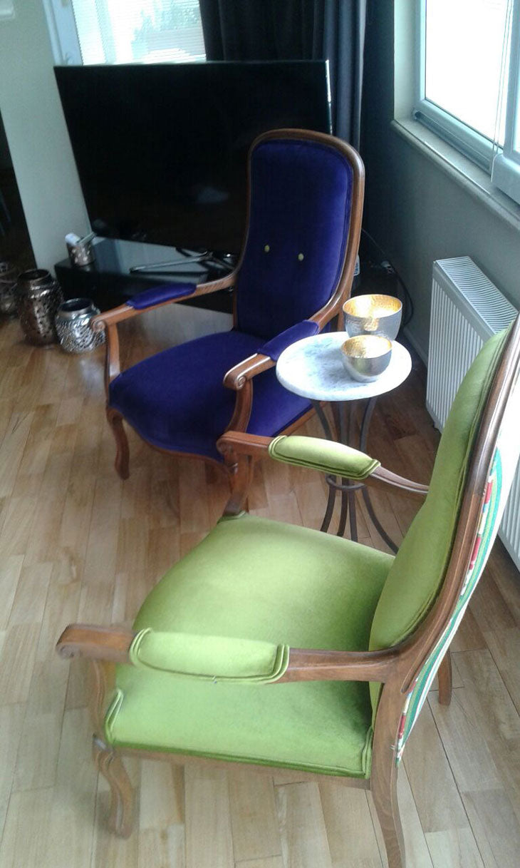 Bir salonda ahsap iskeletli biri yesil digeri mor kadife iki koltuk_Two wooden framed velvet cushions in a living room