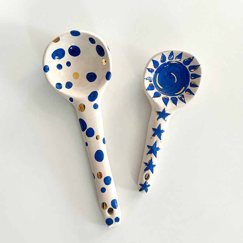 Biri benekli digeri gunes ve yildizli iki mavi beyaz seramik kasik_Two blue and white ceramic spoons with spots sun and stars