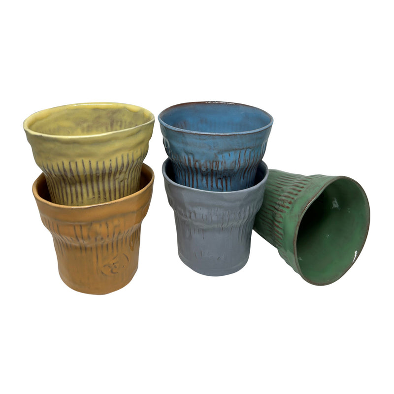 Biri yan yatik bes adet renkli tirtikli seramik bardak_Five colorful serrated ceramic cups of which one is sideways