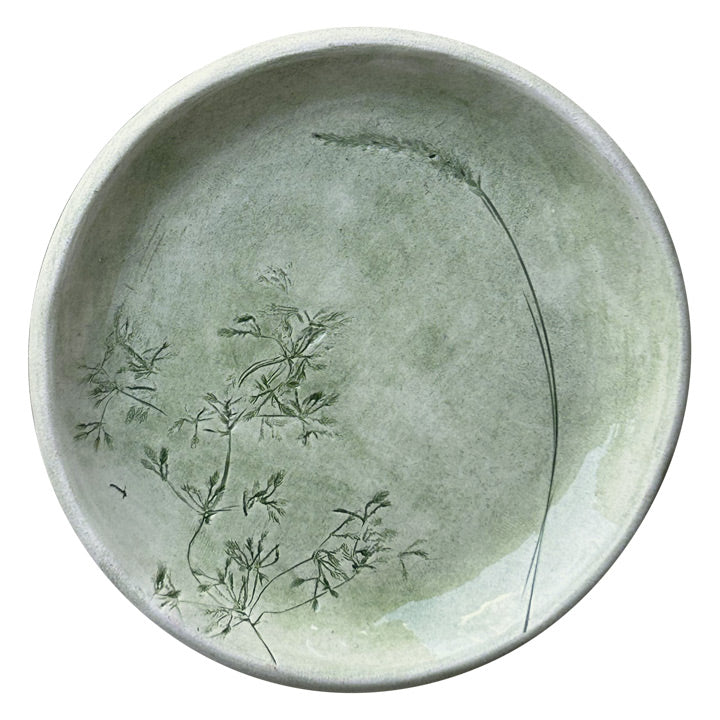 Biri yana donuk iki farkli bitki baskisi ile bezenmis yesil tabak_Green ceramic plate decorated with two plants pressed