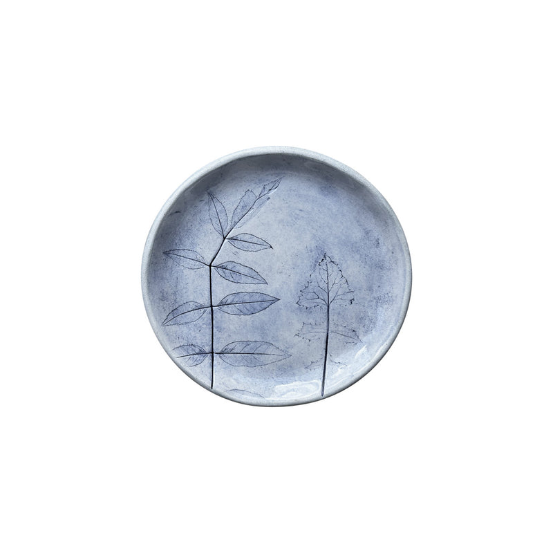 Biri yana donuk iki farkli yaprak baskisi ile bezenmis mavi tabak_Blue ceramic plate decorated with two leaves pressed