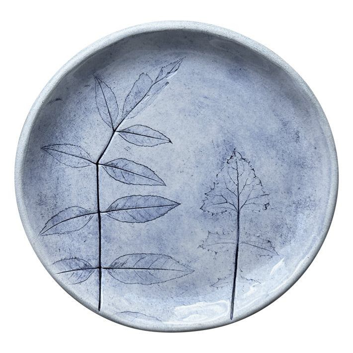 Biri yana donuk iki farkli yaprak baskisi ile bezenmis mavi tabak_Blue ceramic plate decorated with two leaves pressed