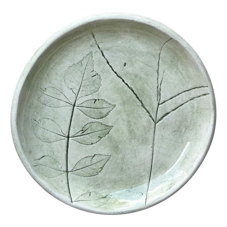 Bitki baskili soluk yesil el yapimi kucuk tabak_Handmade pale green small plate adorned with plants pressed