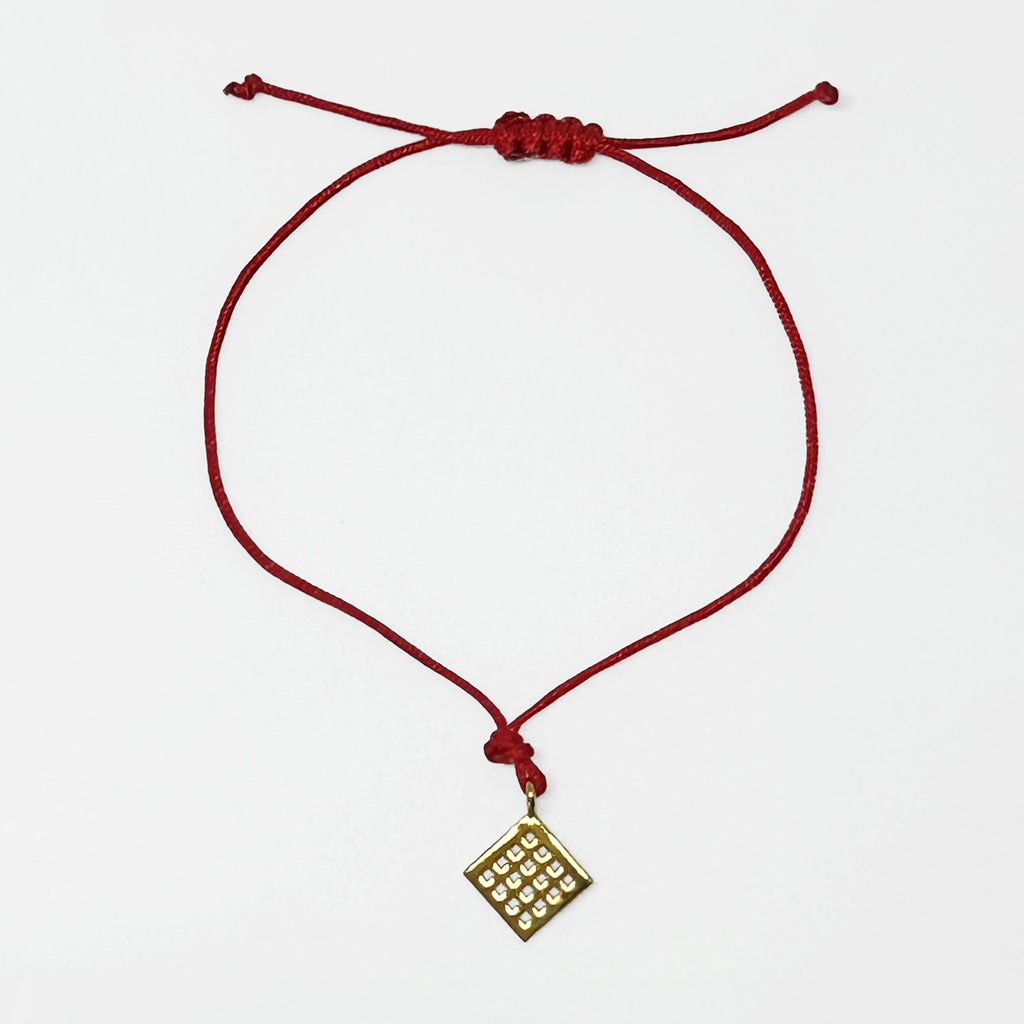 Bolluk bereket evlilik ve cogalma sembolu Anadolu Motifli kirmizi ipli bileklik_Red string bracelet with Anatolian Motfi symbolizing fertility marriage reproduction abundance