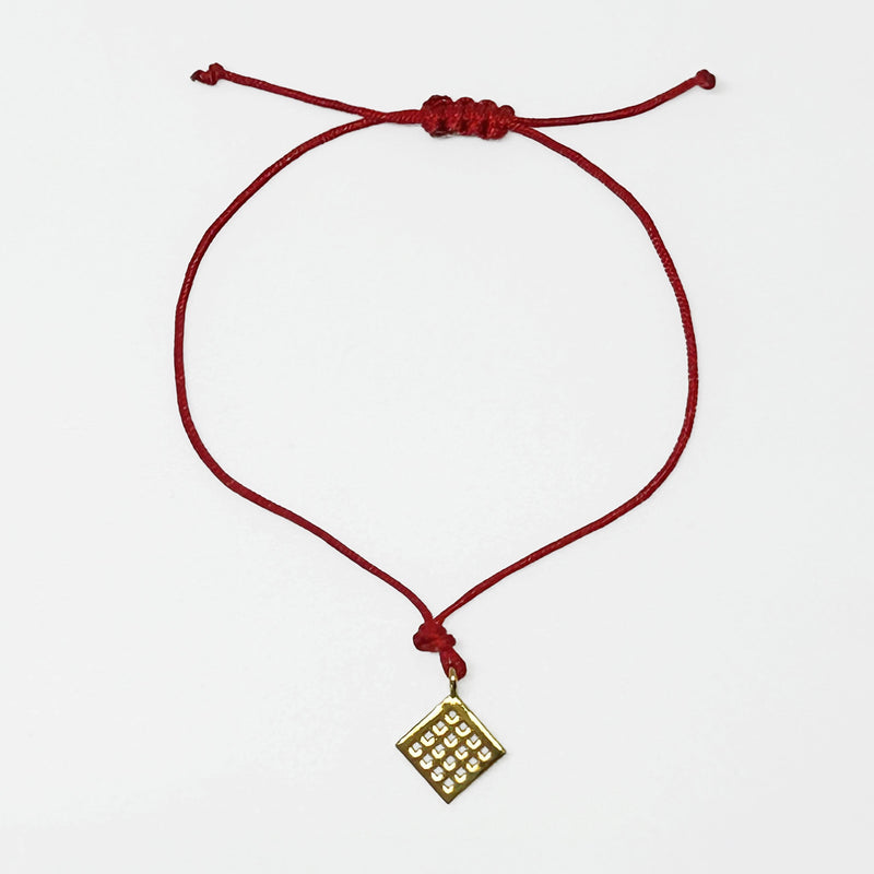 Bolluk bereket evlilik ve cogalma sembolu Anadolu Motifli kirmizi ipli bileklik_Red string bracelet with Anatolian Motfi symbolizing fertility marriage reproduction abundance