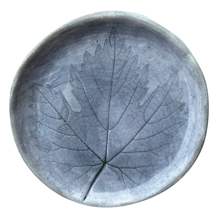 Buyuk cinar yapragi desenli mavi seramik tabak_Blue ceramic plate with large sycamore leaf pattern
