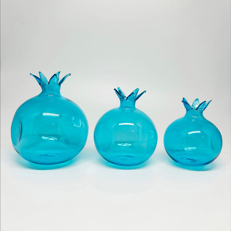 Cam gobegi mavi renk uc adet seffaf cam nar_Three electric blue glass pomegranates side by side