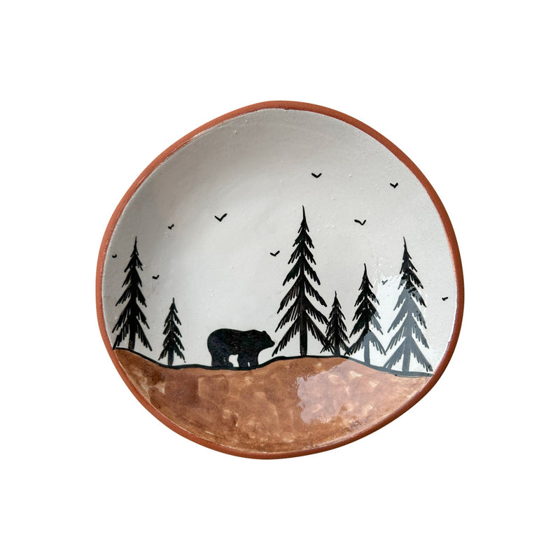 Cam ormaninda bir ayi desenli seramik tabak_Ceramic plate with a bear pattern in a pine forest