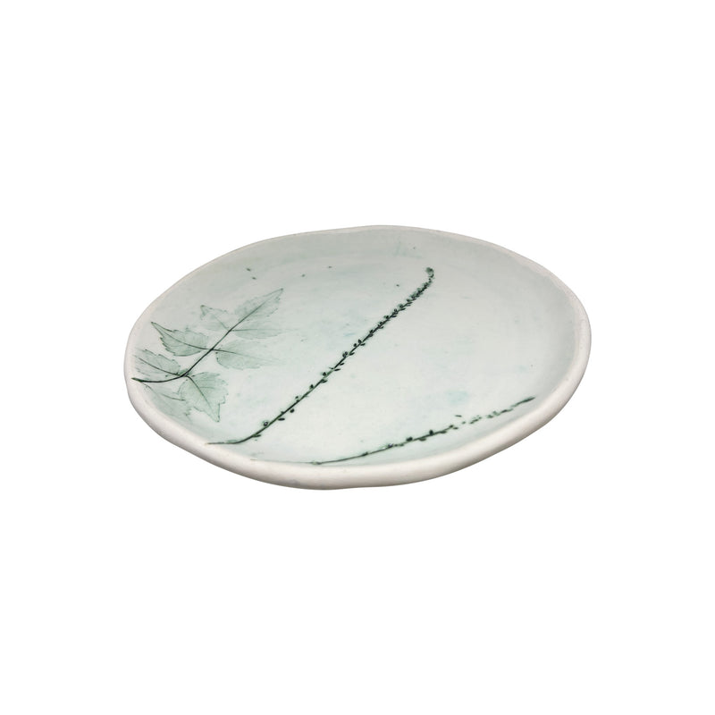 Cesitli bitki baskilariyla bezenmis el yapimi kirik beyaz hediyelik tabak_Off white plate with green various plants pressed