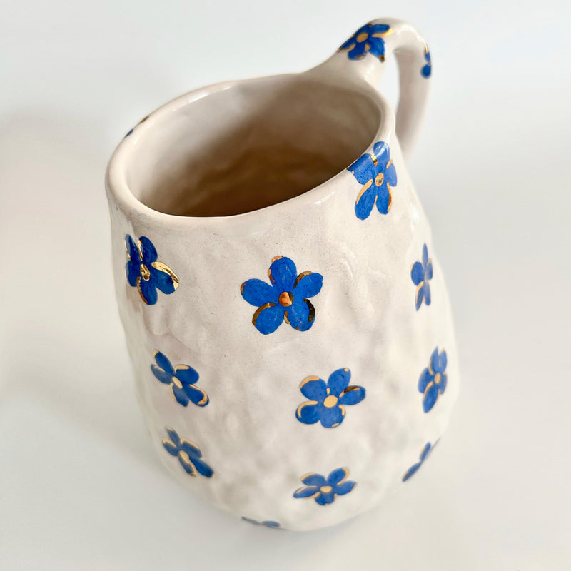 Cicekli mavi beyaz seramik surahinin ustten gorunusu_Blue and white ceramic pitcher