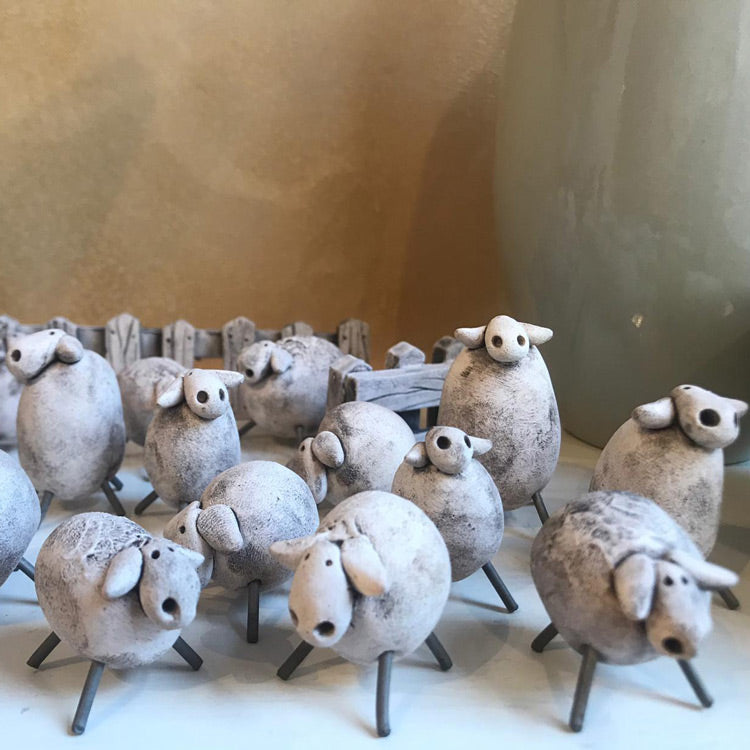 Citlerle birarada duran gri seramik koyun biblolari_Grey ceramic sheep figurines with fences