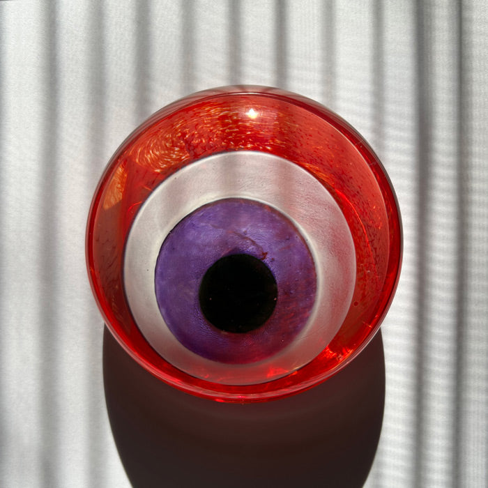 Cizgili golgede kirmizi mor goz boncugu_Red and purple evil eye bead in the shade