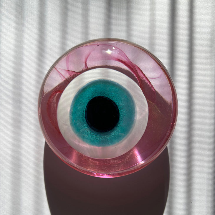 Cizgili golgede pembe turkuaz goz boncugu_Pink turquoise evil eye bead in striped shadow