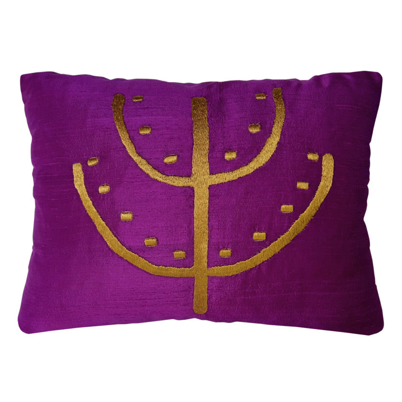 Cogalma ve bereket timsali el parmak tarak motifli fusya kirlent_Fuchsia cushion with hand finger and comb motif denoting fertility