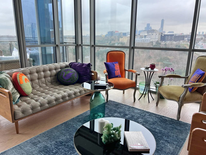 Cok pencereli salonda motifli ve renkli kirlentli oturma grubu_Motifed and colorful cushioned seating group in the living room with many windows