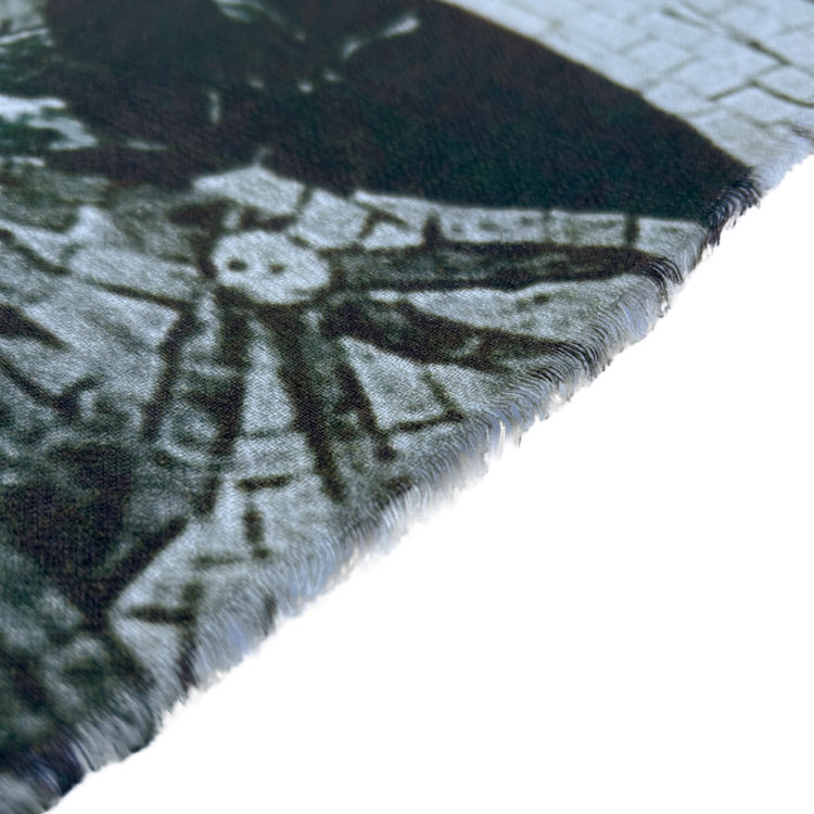 Desenli gri fularin sacaklari_Fringes of grey patterned scarf