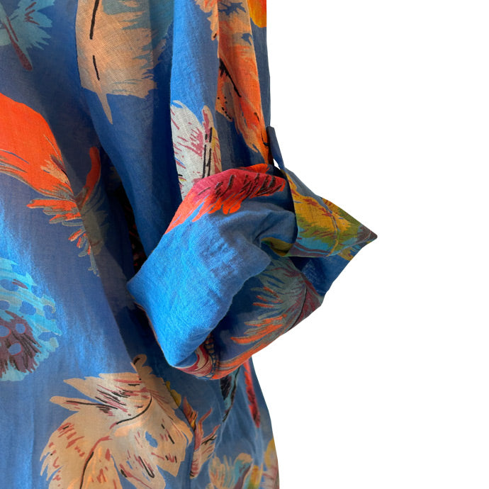 Desenli mavi gomlegin kivrilip dugmelenmis kolu_Rolled up buttoned sleeve of patterned blue shirt